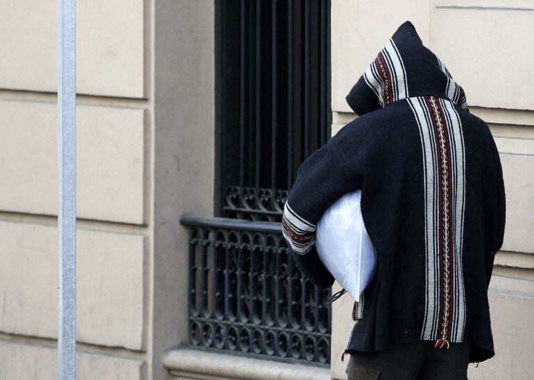 El padre de los dos menores que, junto a sus padres, fueron detenidos ayer por su relación con una red de yihadistas, a su salida de la Audiencia Nacional