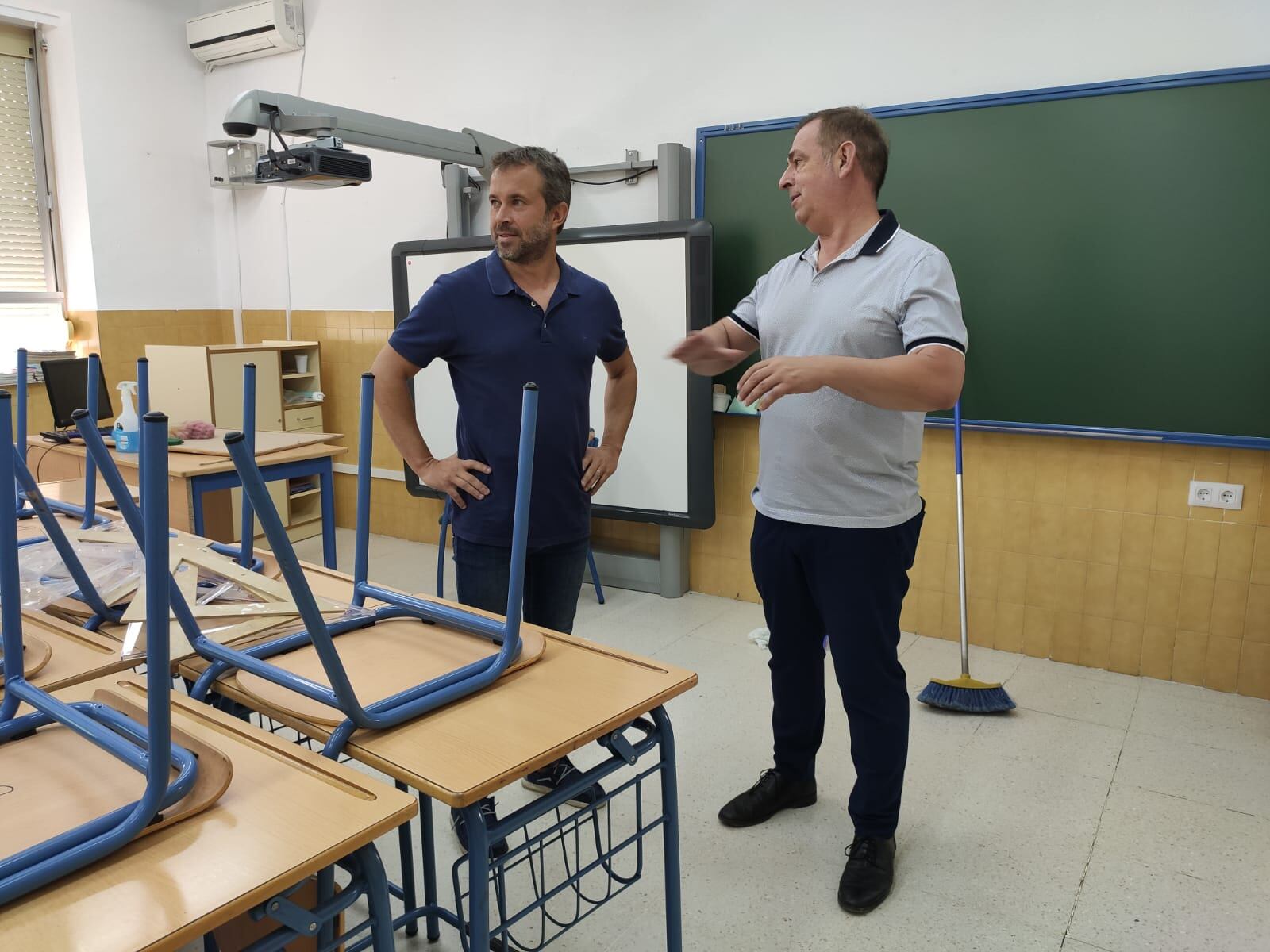 El alcalde de Jaén, Julio Millán, y el concejal de educación, Javier Padorno, durante una visita a un centro educativo de la capital jiennense