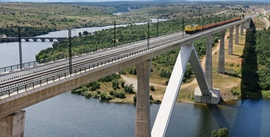 Uno de los nuevos viaductos del AVE a Galicia en la provincia de Zamora