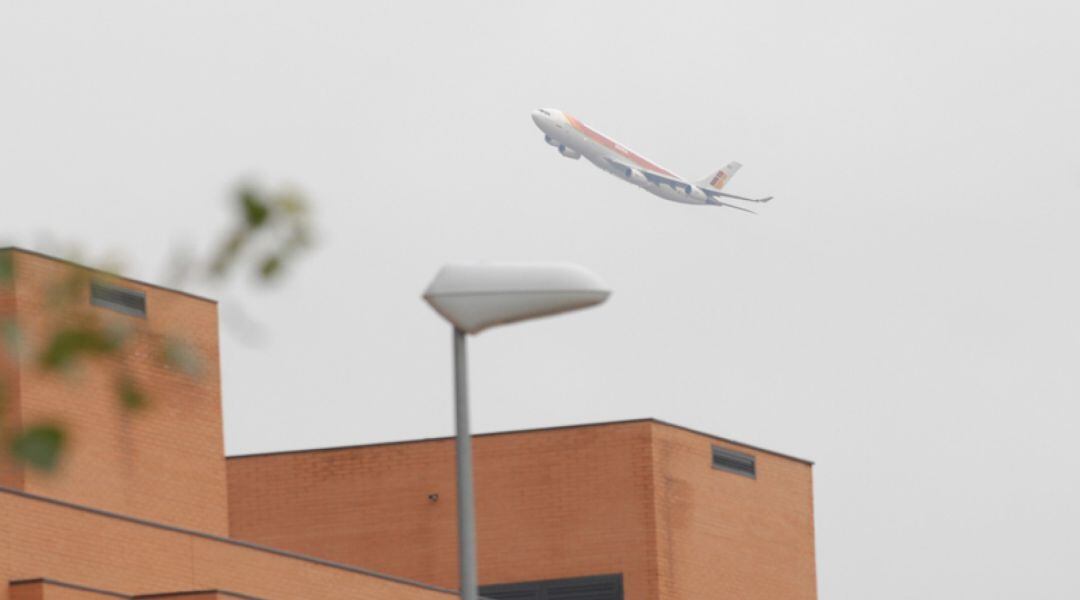 Avión sobrevolando el municipio de San Sebastián de los Reyes