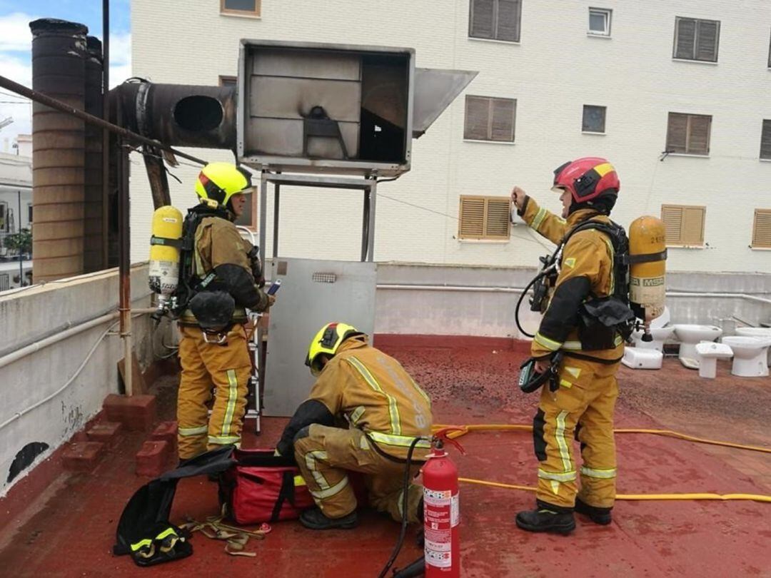 Bomberos en la azotea del hotel