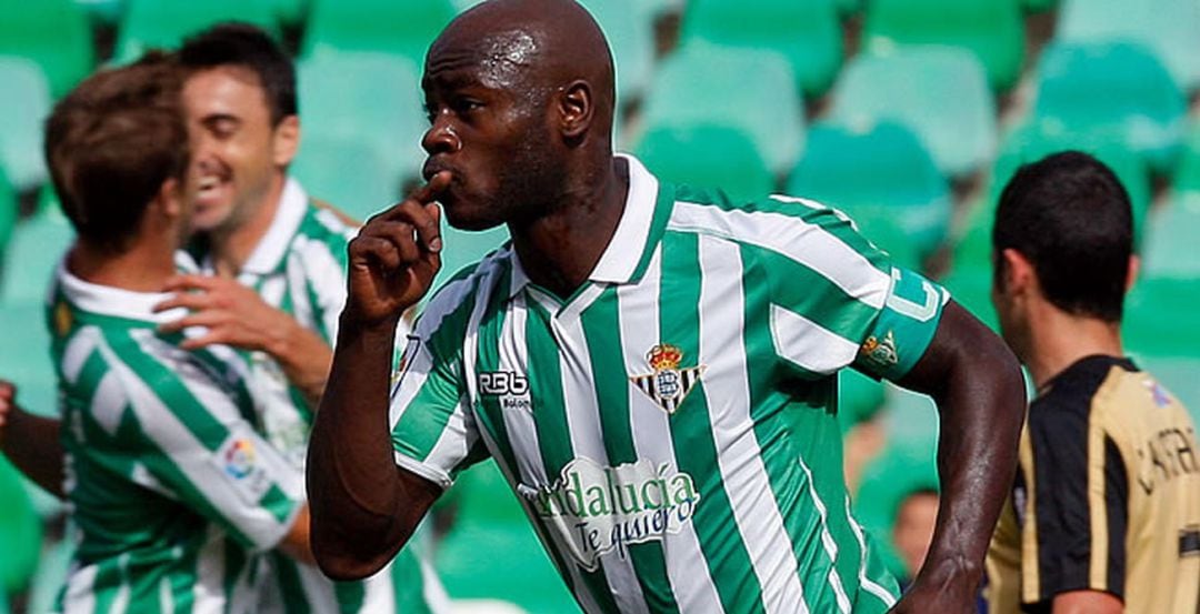 Emaná celebra un gol en su etapa en el Betis.