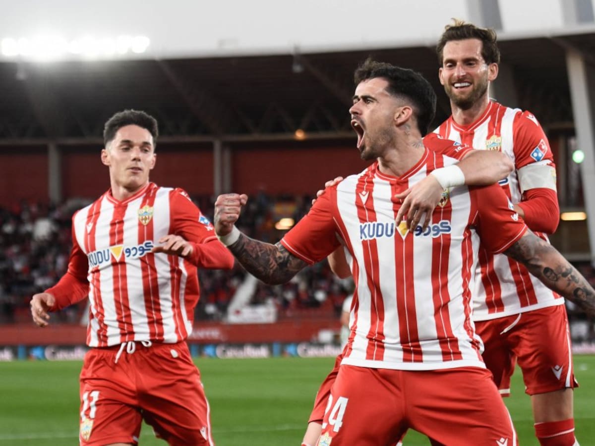 ¡Qué fútbol, qué sufrimiento, y qué bonito es ser del Almería!