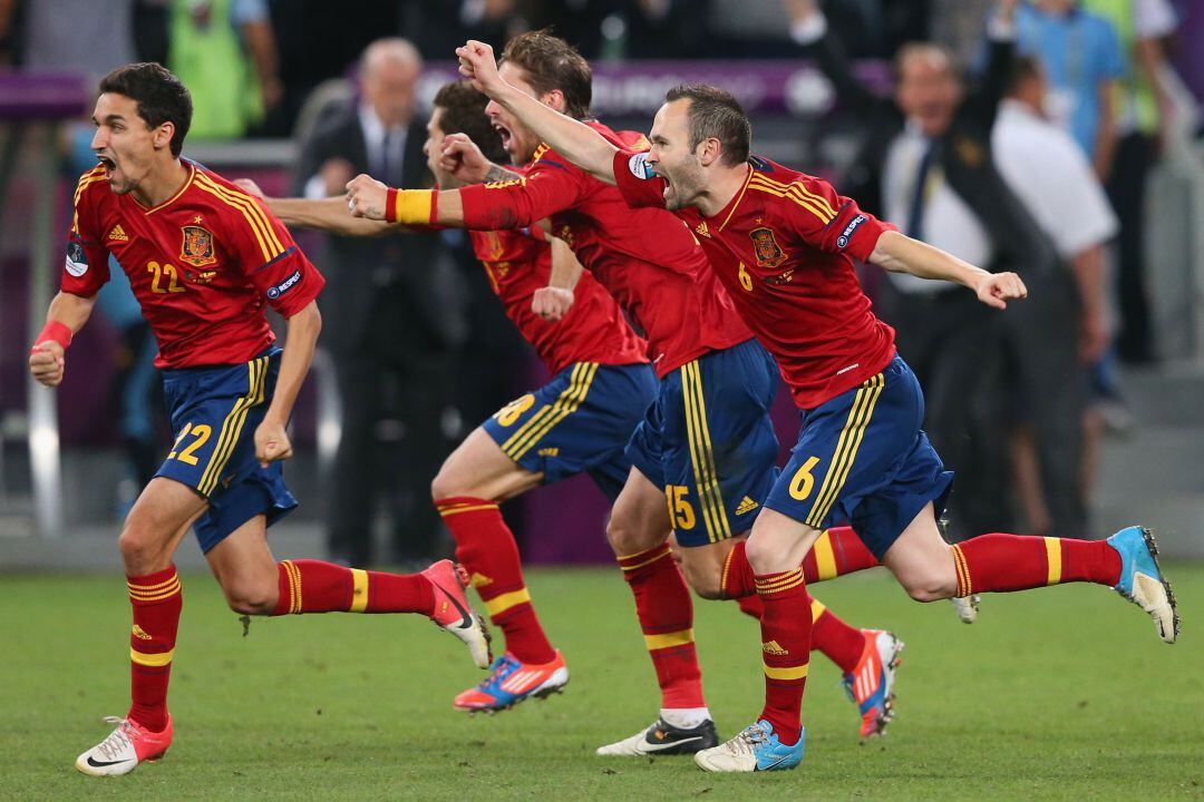 Jesús Navas (izda.) celebra el pase de España a la final de la Eurocopa 2012.