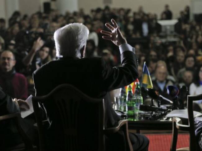 Peru's Nobel Literature Prize laureate Mario Vargas Llosa speaks to students in the National University in Kiev, Ukraine, Tuesday, Nov. 11, 2014. Llosa was invited as part of a cultural exchange program. (AP Photo/Efrem Lukatsky)