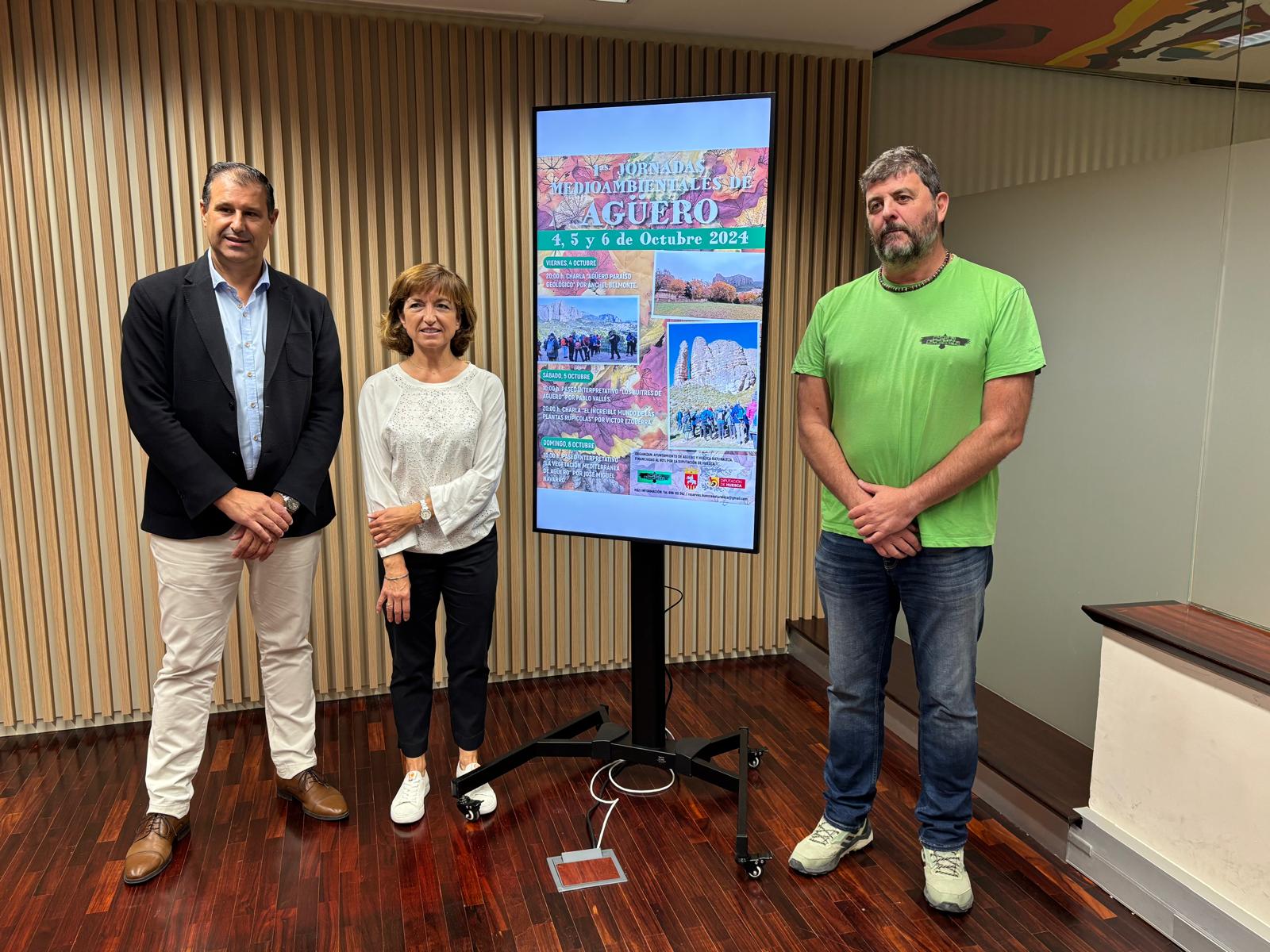 El diputado de Turismo, Sergio Serra, la alcaldesa de Agüero, Pilar Viejo, y el responsable de Huesca Naturaleza, Pablo Vallés, en la presentación de las Jornadas