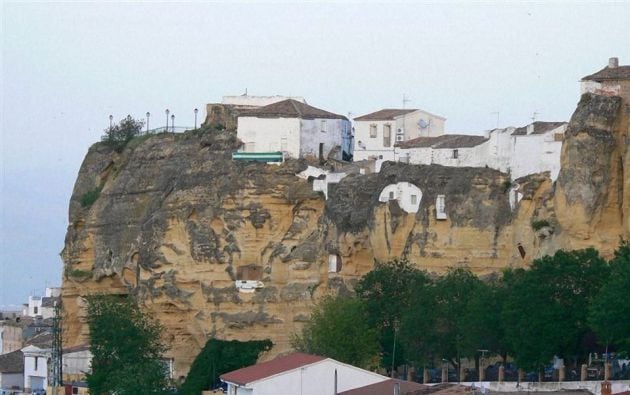 Roca sobre la que se asienta Chiclana de Segura.