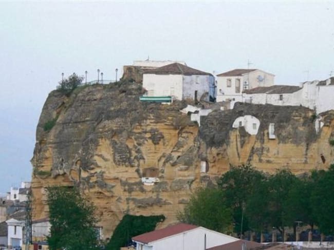 Roca sobre la que se asienta Chiclana de Segura.
