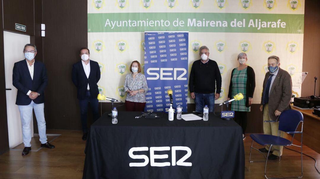 Salomón Hachuel, Antonio Conde (alcalde), Chelo Garrón (vecina), Fermín García (pediatra), Manuela Rivero (secretaria del Enredando)