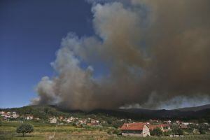 Columna de humo de un incendio forestal registrado en el sur de Galicia, en Soutomaior (Pontevedra), que se ha originado sobre las cuatro de esta tarde. Un amplio dispositivo, formado por agentes, brigadas y medios aéreos, trabaja con intensidad para inte