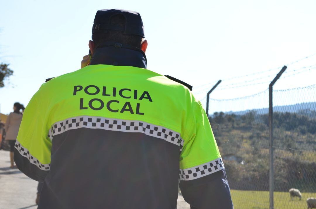 Un agente de la Policía Local de patrulla a pie