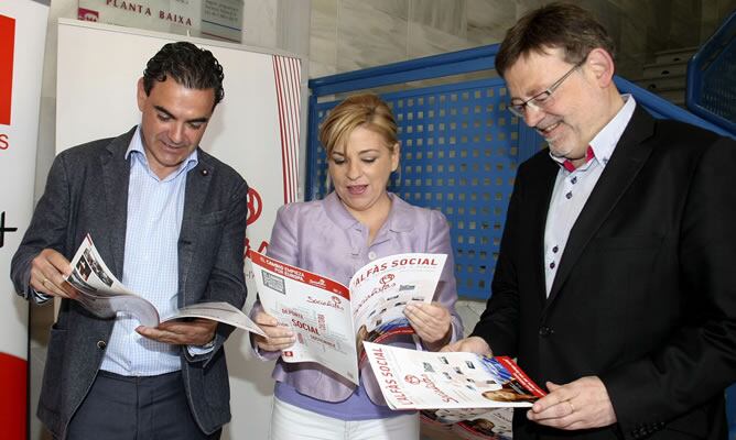 La candidata socialista al Parlamento Europeo, Elena Valenciano, entre Ximo Puig y Vicente Arqués, observan el programa electoral.