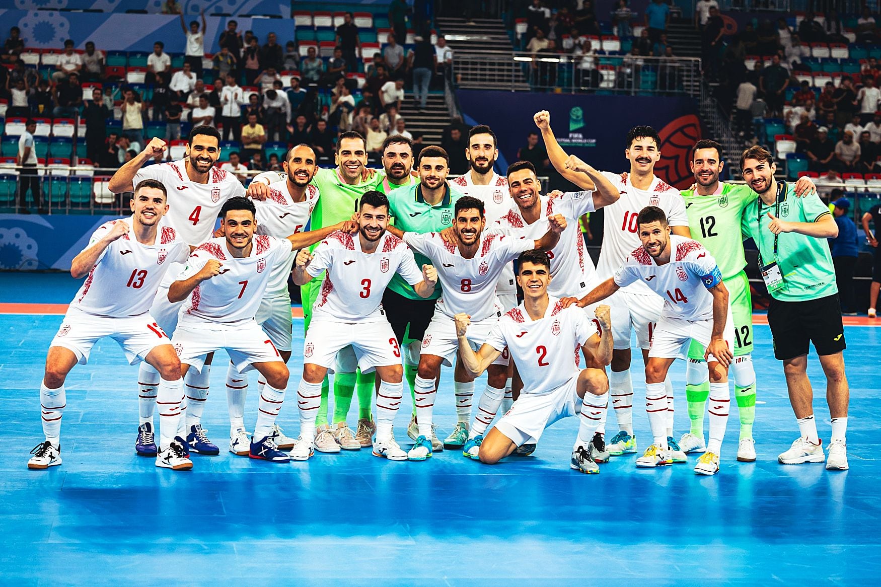 España celebrando el pase de ronda en el Mundial de Uzbekistán.