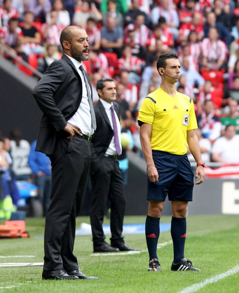 GRA162. BILBAO, 04/10/2015.- EEl entrenador del Athletic de Bilbao Ernesto Valverde (c) junto a su homógo del Valencia C.F. Nuno Espirito, durante el partido correspondiente a la séptima jornada de liga que disputan en el estadio de San Mamés. EFE/LUIS TEJIDO.