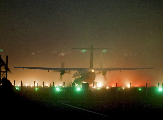 Avión de la compañía Islas Airways se dispone a despegar del aeropuerto de los Rodeos, en Tenerife, tras la reapertura del espacio aéreo.