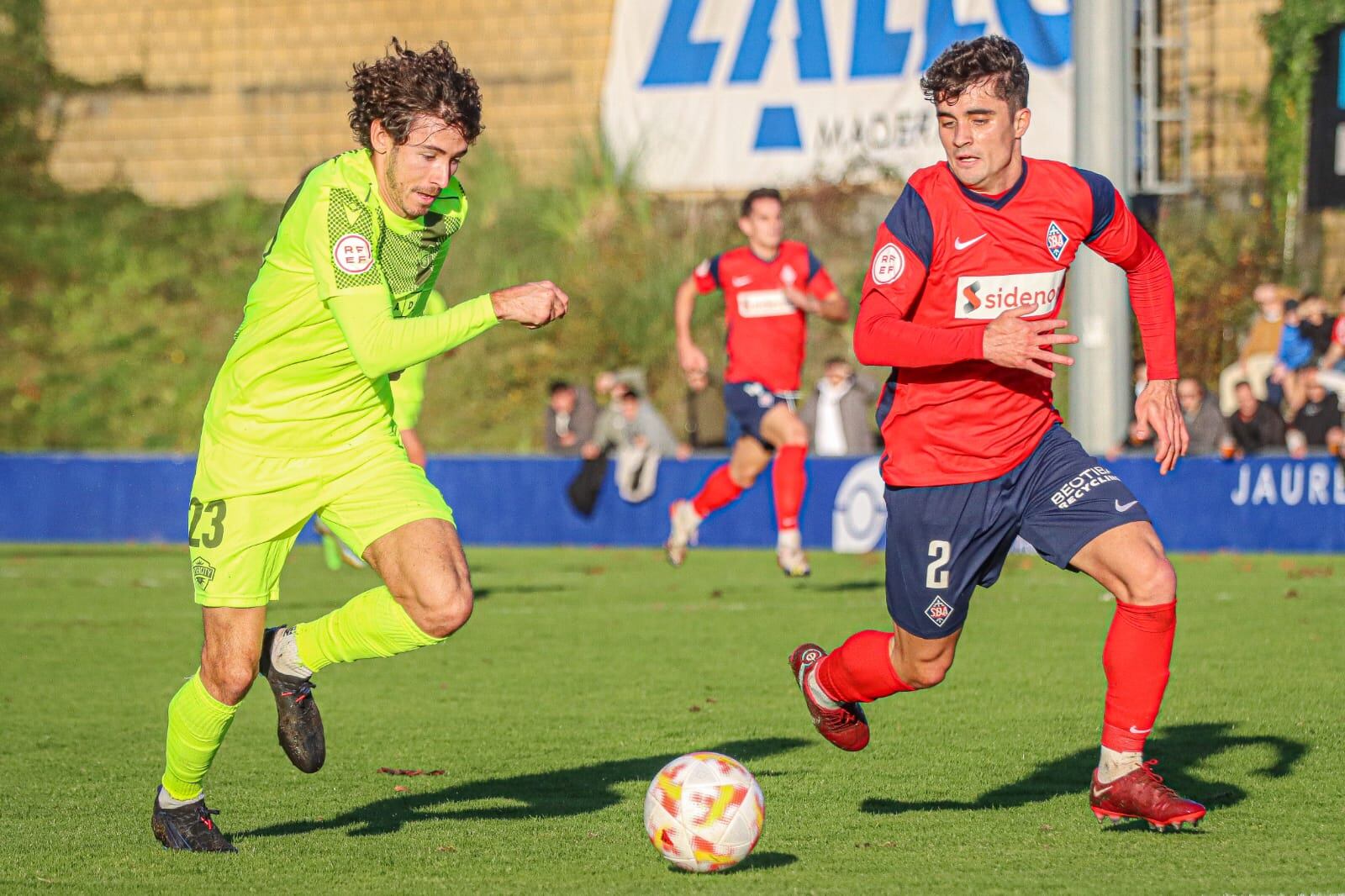 Aarón Piñán, jugador del Intercity, frente a la SD Amorebieta