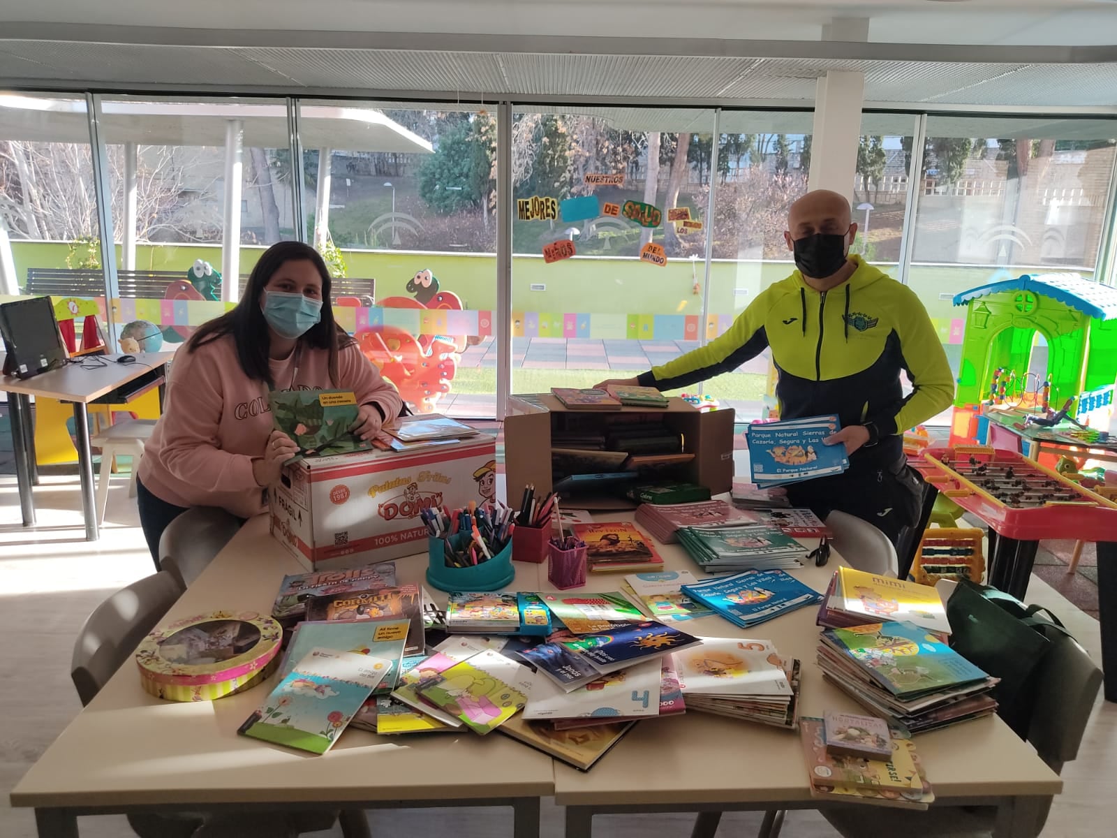 La psicologa del Hospital de Jaén recibe los libros para El Jardín de los Sueños