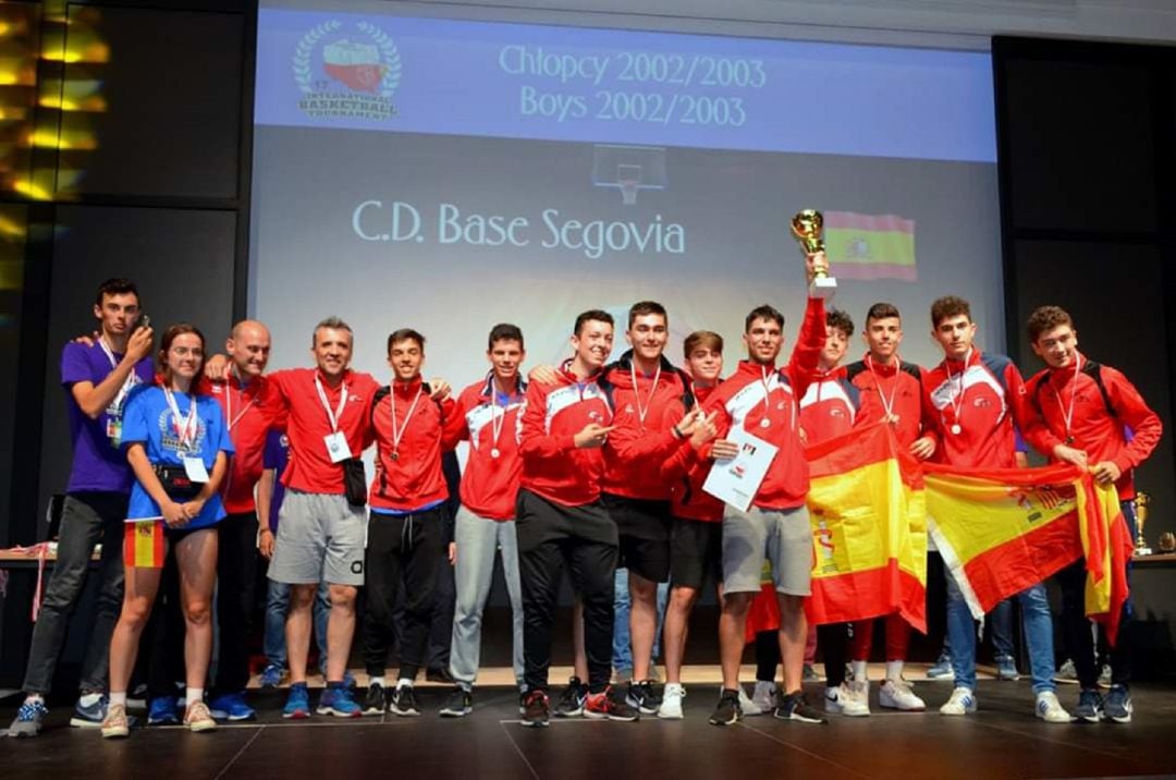 Equipo del CD Base, subcampeón del torneo de Gniezno (Polonia)