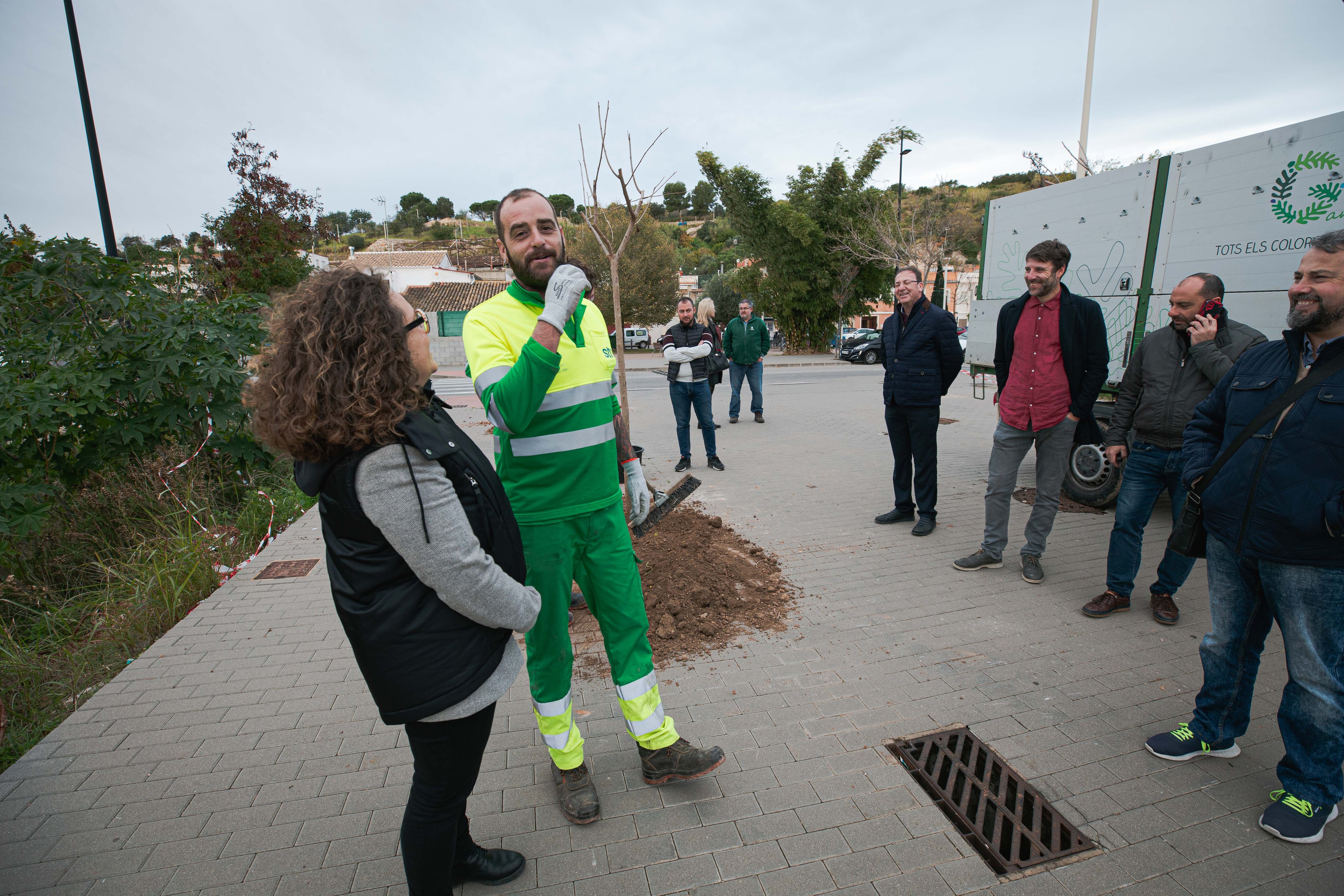 La delegada responsable del territorio de Gandia, Alícia Izquierdo, visita los trabajos en Santa Ana.