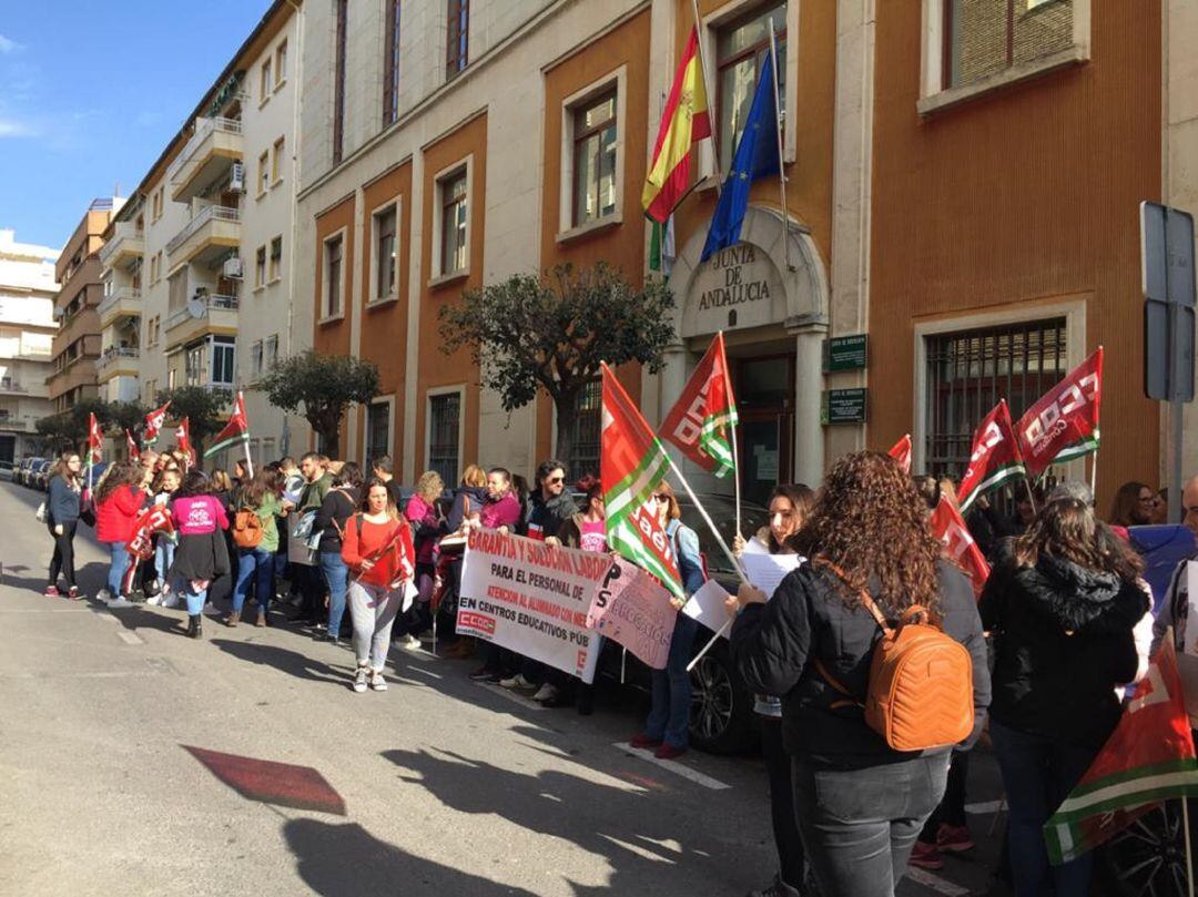 Concentración a las puertas de la delegación de Educación.