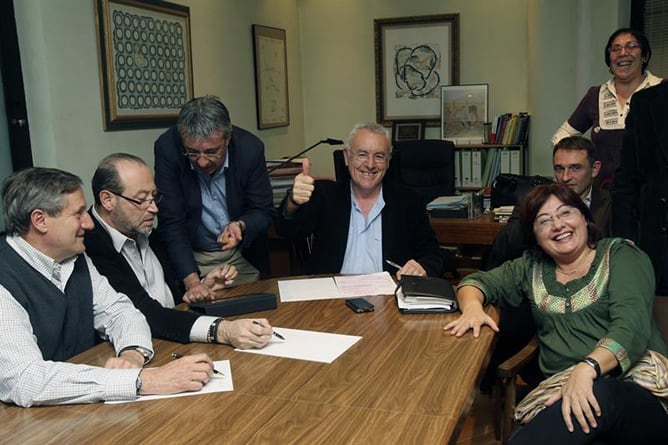 El candidato de IU a la presidencia del Gobierno, Cayo Lara (c), junto a su equipo electoral siguen desde la sede madrileña de Olimpo, la evolución de los datos de las elecciones generales, a las que él se presenta por primera vez