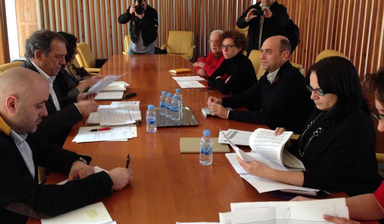 Miquel Soler (i), enfrente del alcalde Gabriel Echávarri, en la reunión sobre el mapa de infraestruturas escolares