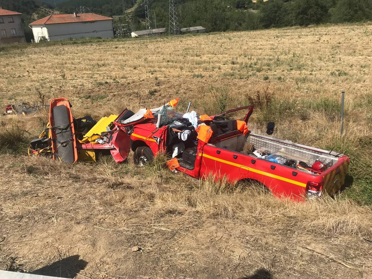 Un vehículo de los bomberos del Alto Gállego sufre un accidente cuando iba a una emergencia