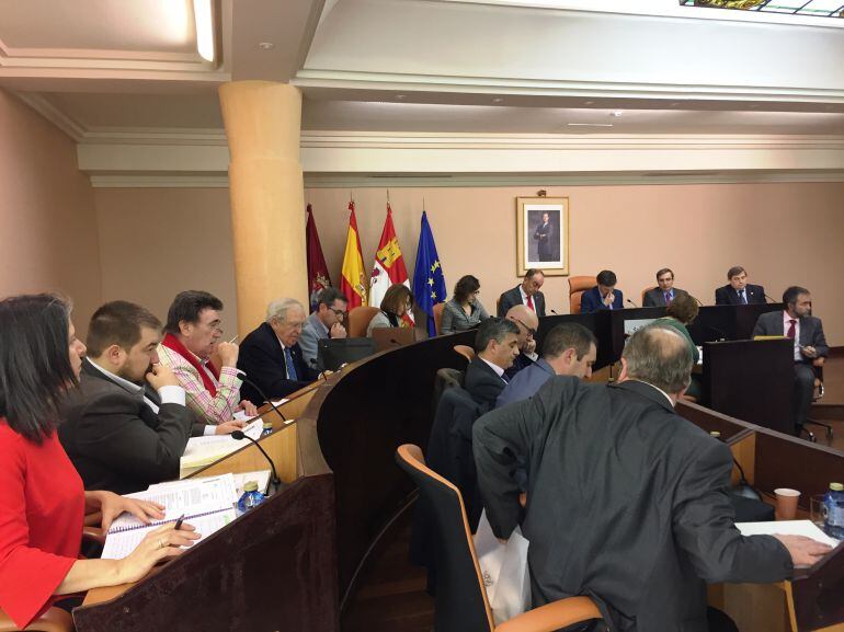 Imagen del último pleno de la Diputación  en el que se ha aprovado el convenio con la Escuela de Organización Industrial.