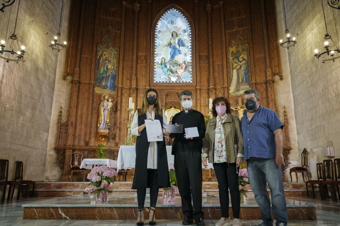 Momento de la entrega del cheque