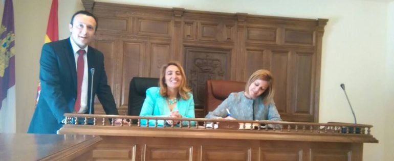 Foto extraída de la cuenta de Facebook del PP de Alberche. En ella, la alcadesa Ana Rivelles (centro) y María Dolores de Cospedal (izq.) que visitó el ayuntamiento en mayo