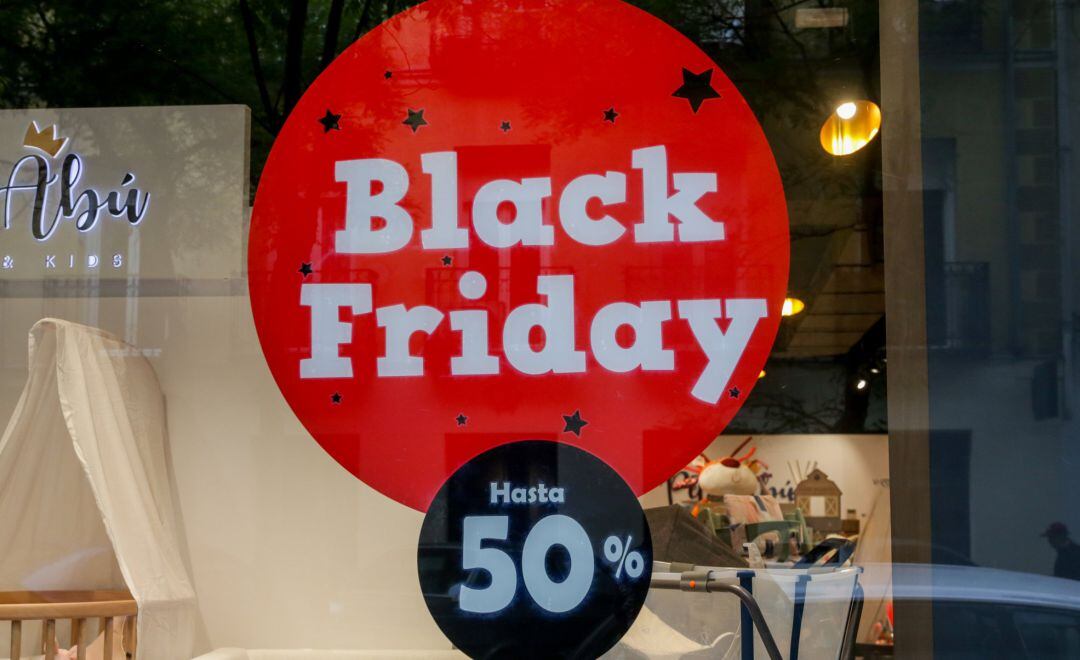 Cartel publicitario del Black Friday que anuncia descuentos de hasta el 50% en Madrid.