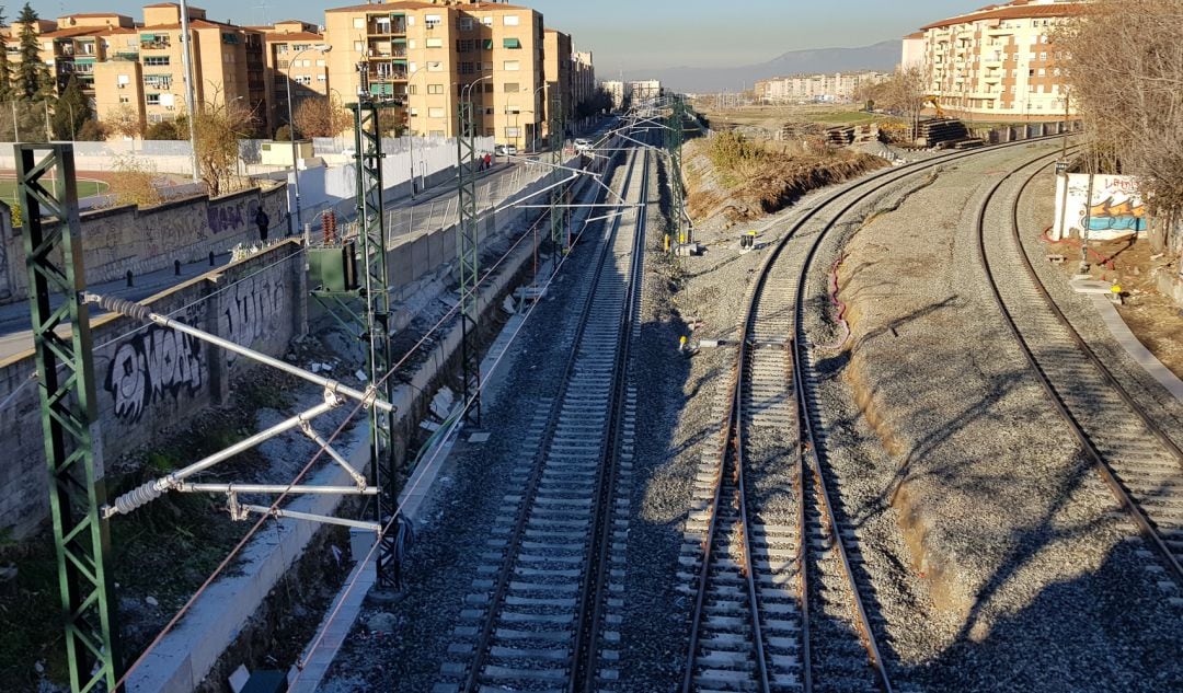 Vías del tren a su entrada a la estación de Granada en el barrio de La Chana