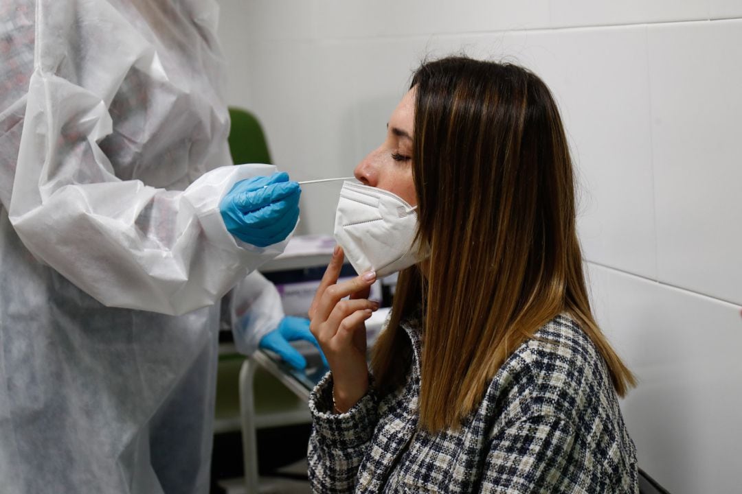 Una mujer se somete a un test de antígenos