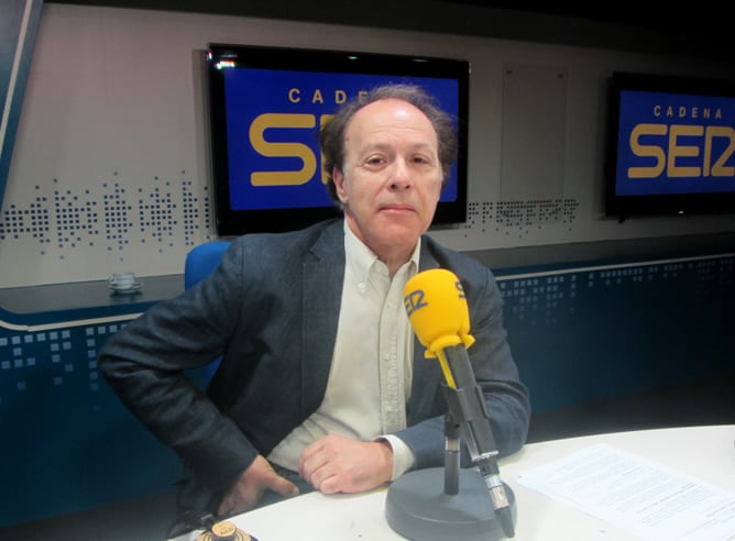 Javier Marías en los estudios de la SER