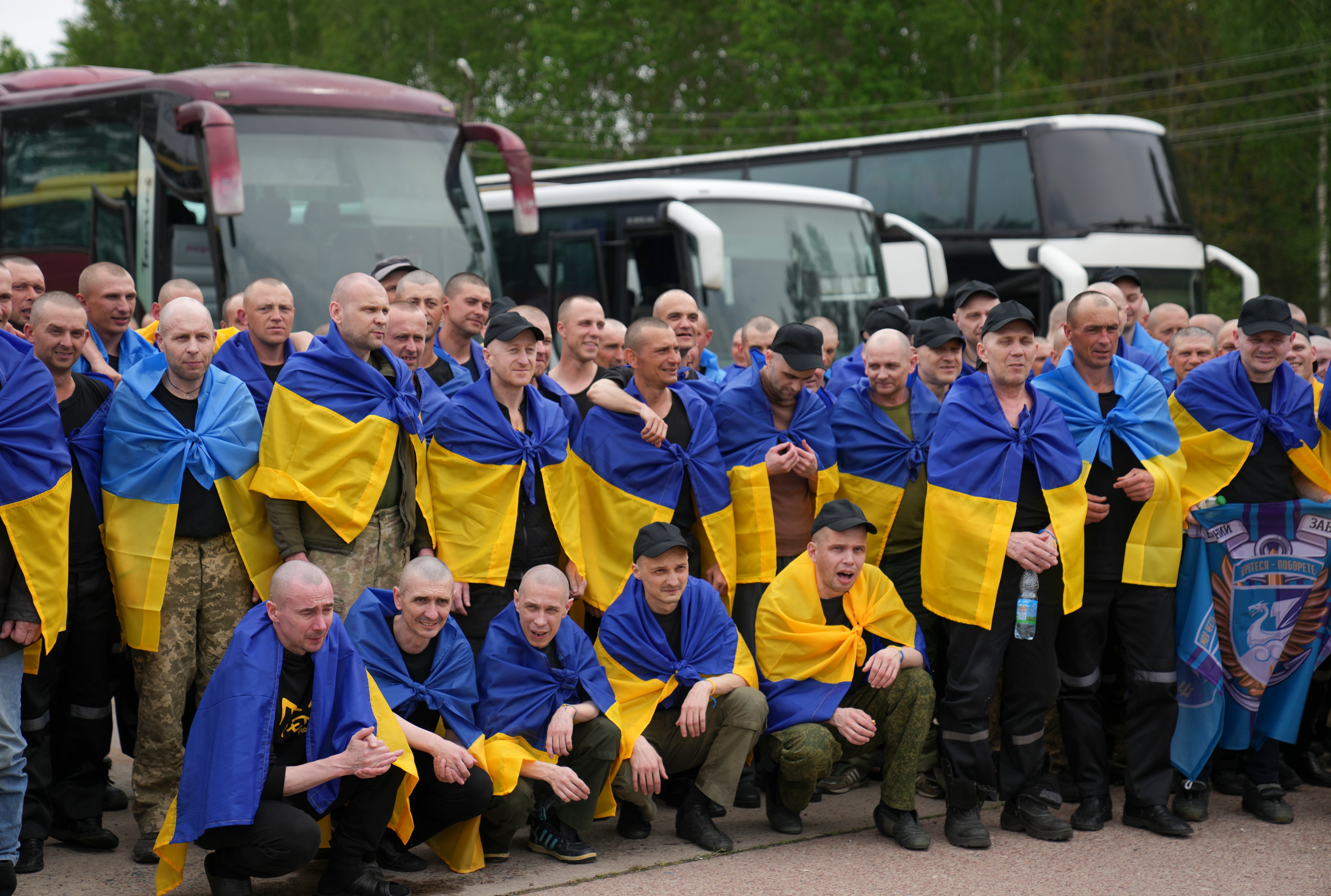 El grupo de prisioneros de guerra ucranianos liberados por Rusia este domingo en el marco del último día de intercambio entre ambos países este domingo. EFE/EPA/STRINGER