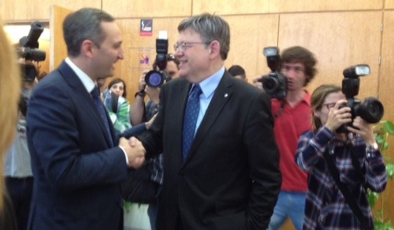 Puig y Sánchez se saludan antes de posesión del rector de la UA. Foto de archivo