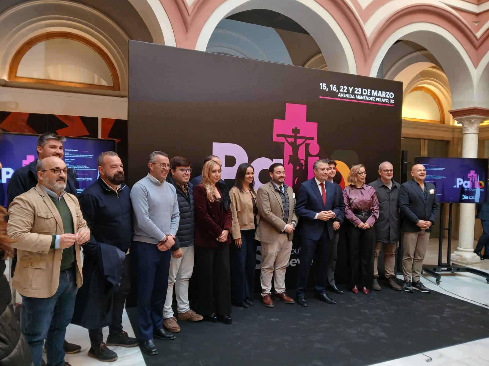 Foto de familia tras la presentación del programa &#039;El Patio en Cuaresma&#039;