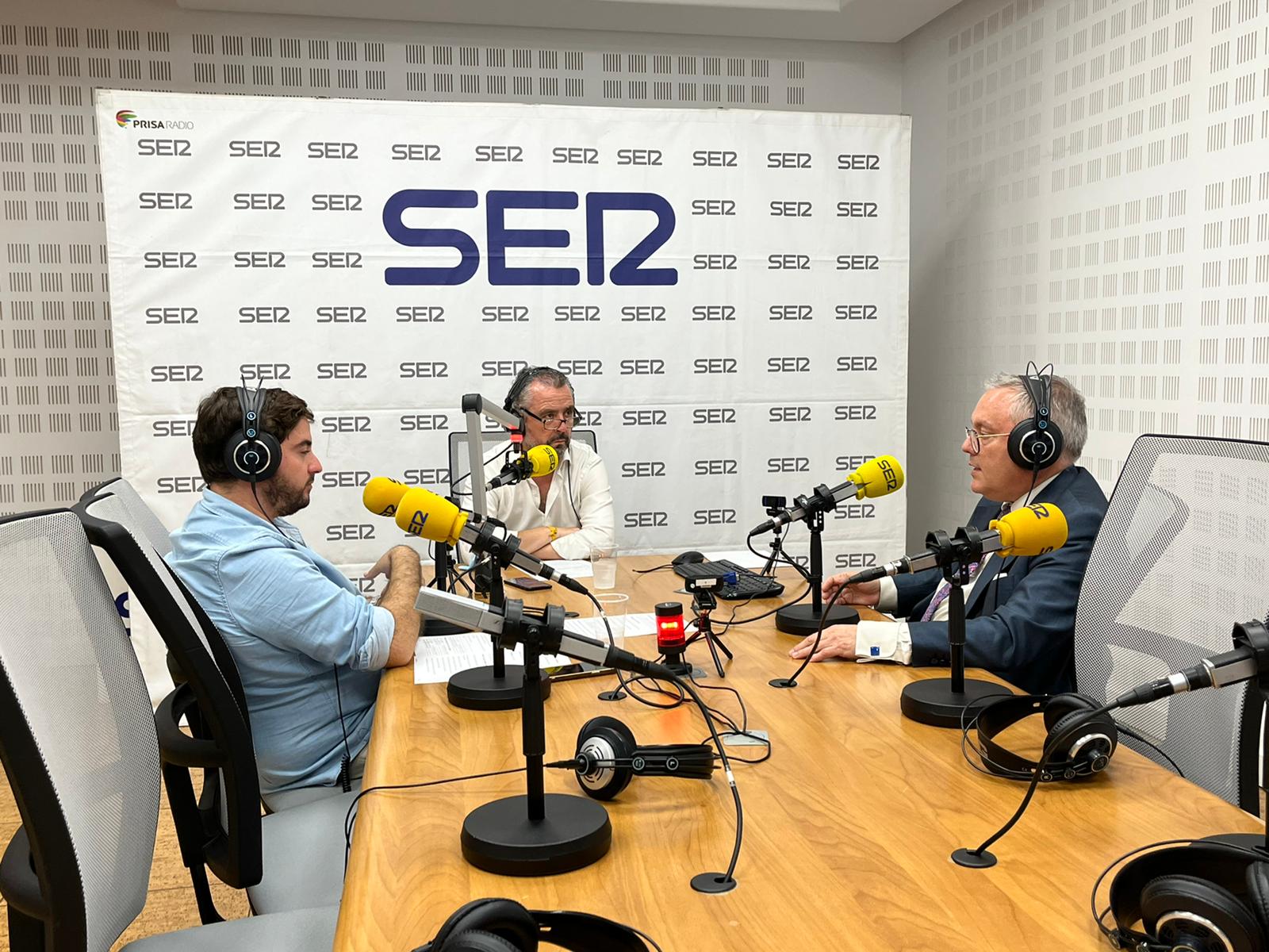 Imagen de archivo de Fermín Vázquez, hermano mayor del Santo Entierro -a la derecha-, durante su última presencia en el programa Cruz de Guía