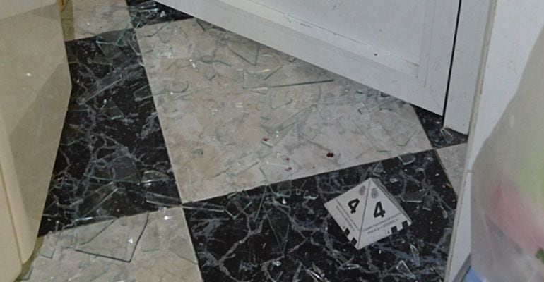 Cristales rotos de una puerta por la que, presuntamente, los menores detenidos accedieron a una vivienda para robar.