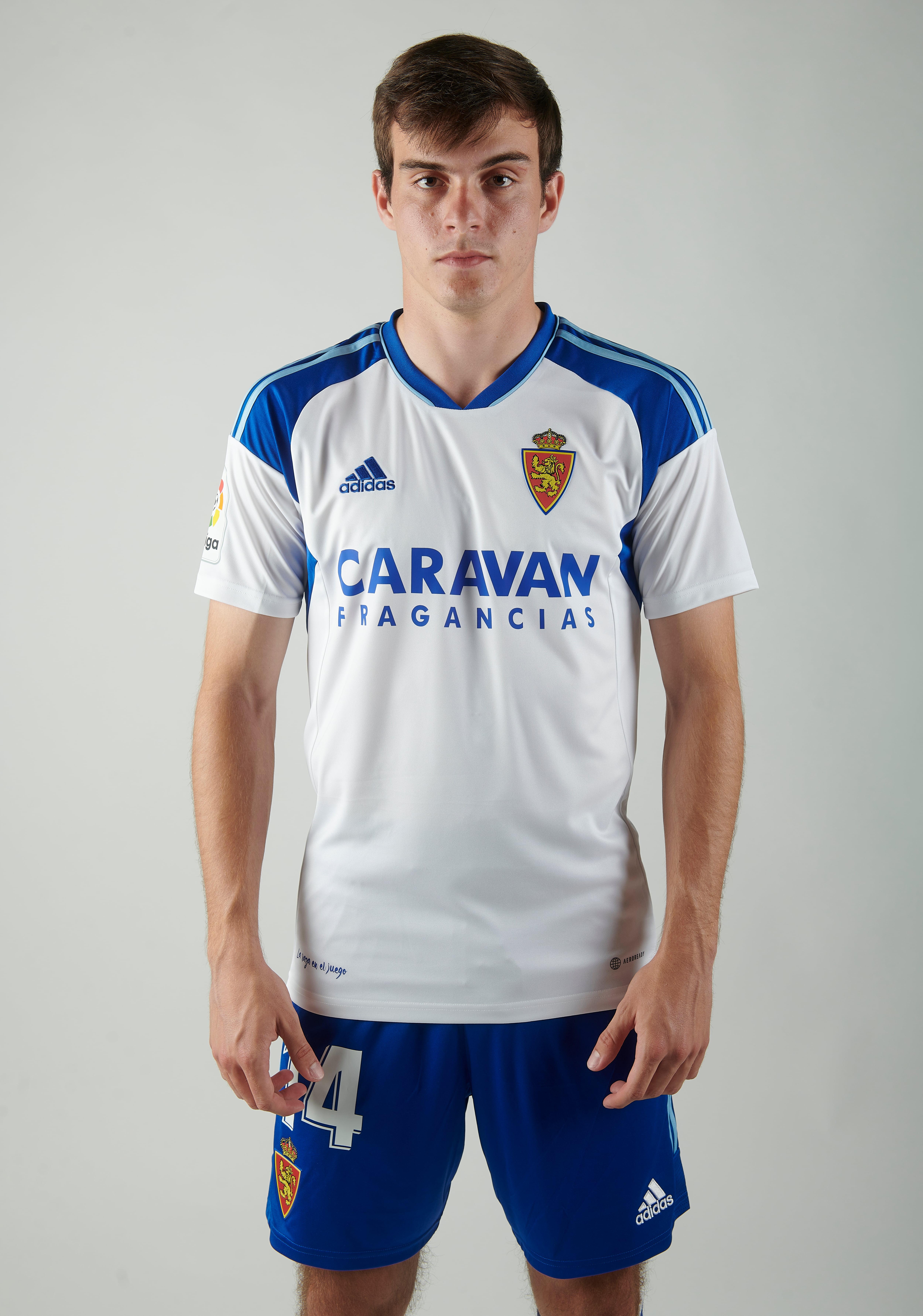 Francho ha sido el modelo de la presentación de la nueva camiseta del Real Zaragoza para la temporada 22-23