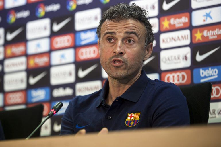 El entrenador del FC Barcelona, Luis Enrique Martínez, atiende a los medios de comunicación durante la rueda de prensa de cara al partido de mañana frente al Betis correspondiente a la primera jornada de la Liga.