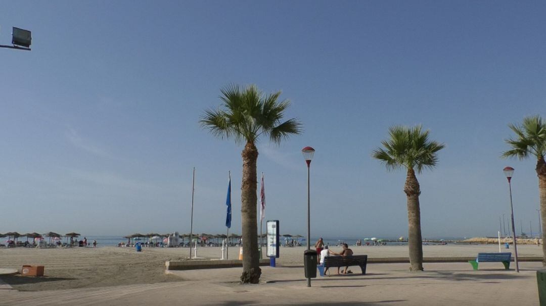 Playa de Santa Pola en una foto de archivo