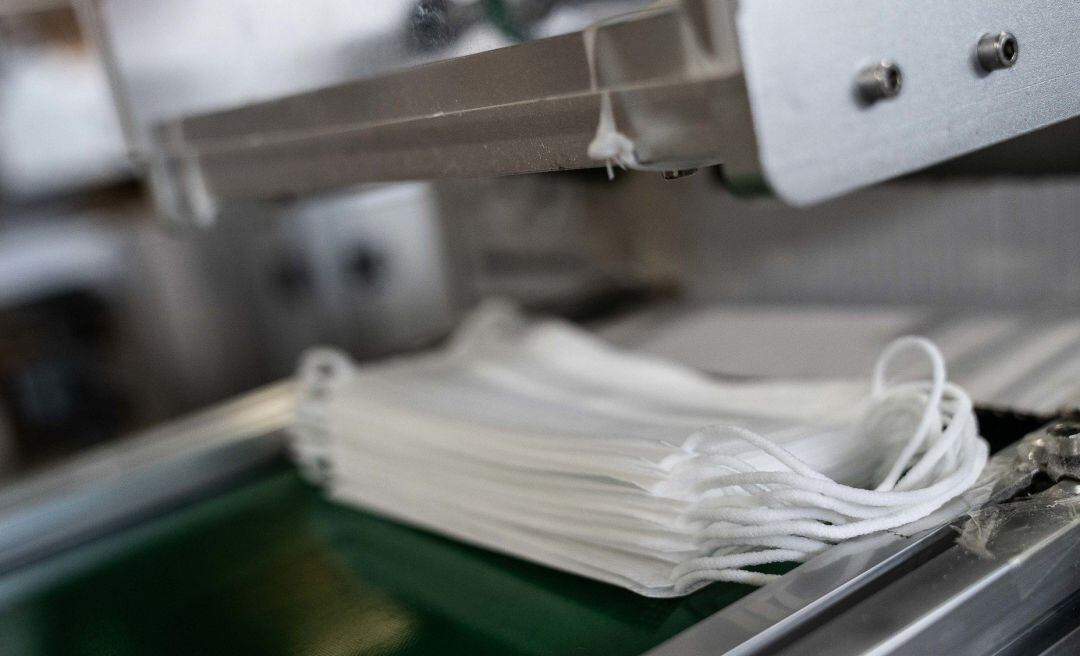 Un conjunto de mascarillas sobre la cinta de una máquina.