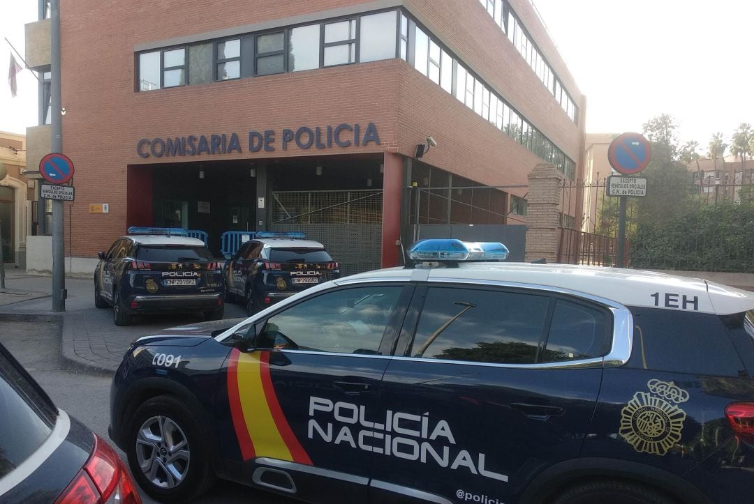 Imagen de archivo de un coche patrulla en la puerta de la Comisaría de El Carmen