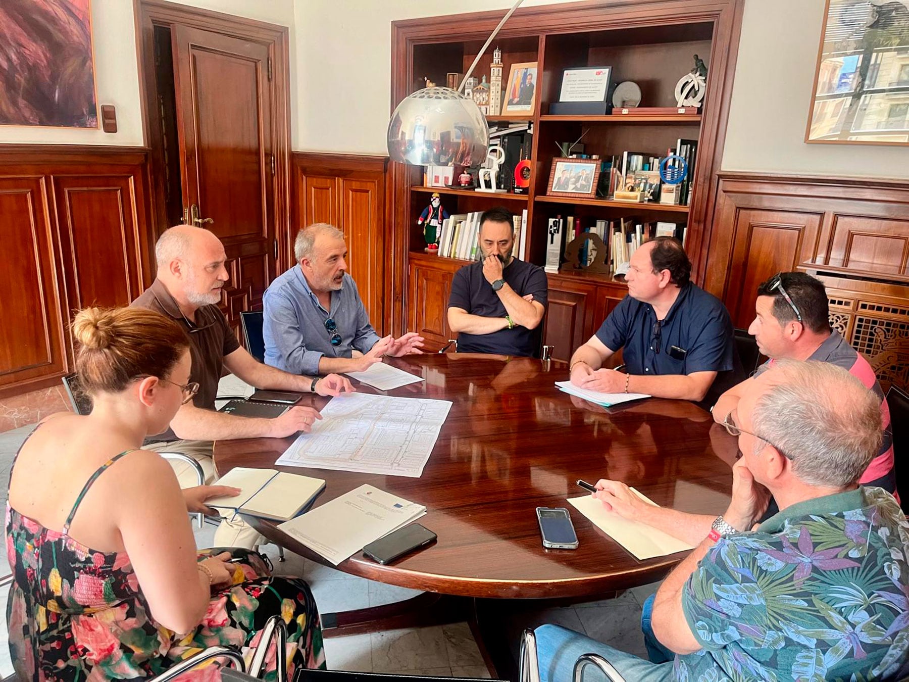 Reunión de representantes de los taxistas junto a representantes del gobierno municipal y técnico municipal