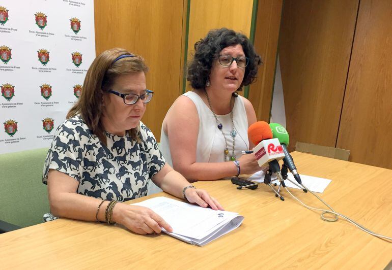 La concejala, Silvia Rodríguez, explica los requisitos junto a la técnico de Medio Ambiente