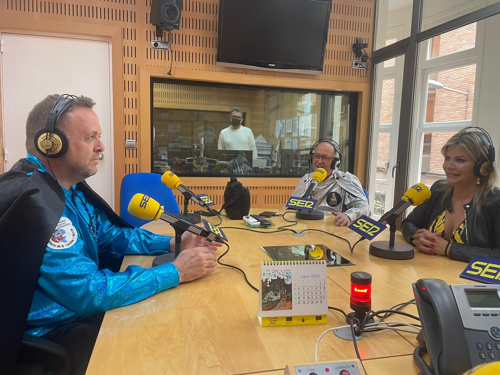 Paloma Jáudenes, Doña Sardina 2022; el Gran Pez, Rafael Fuentes, y el presidente de la Agrupación Sardinera, José Antonio Sánchez, en Hoy por hoy Murcia