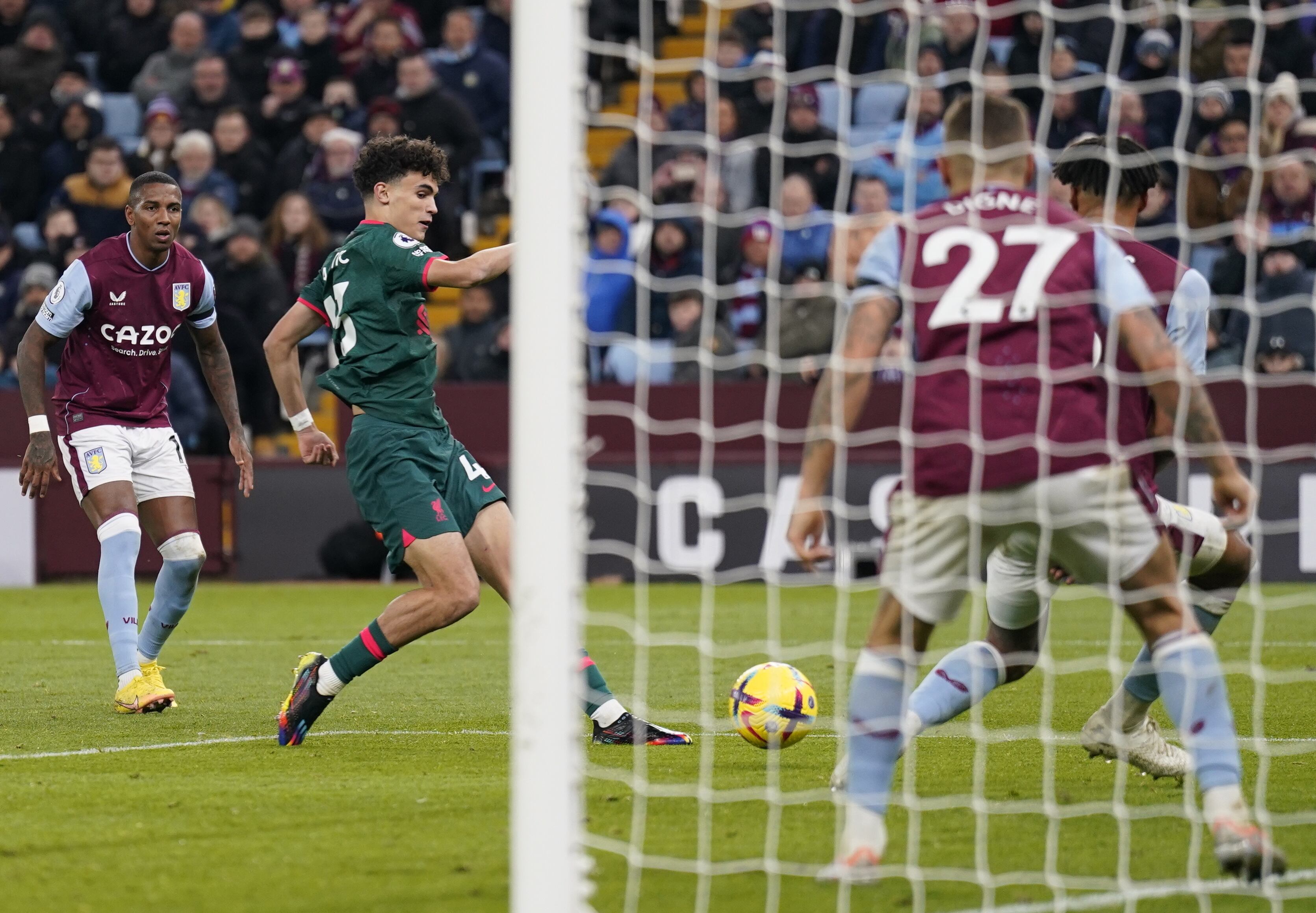 Stefan Bajcetic anota el 1-3 frente al Aston Villa. 