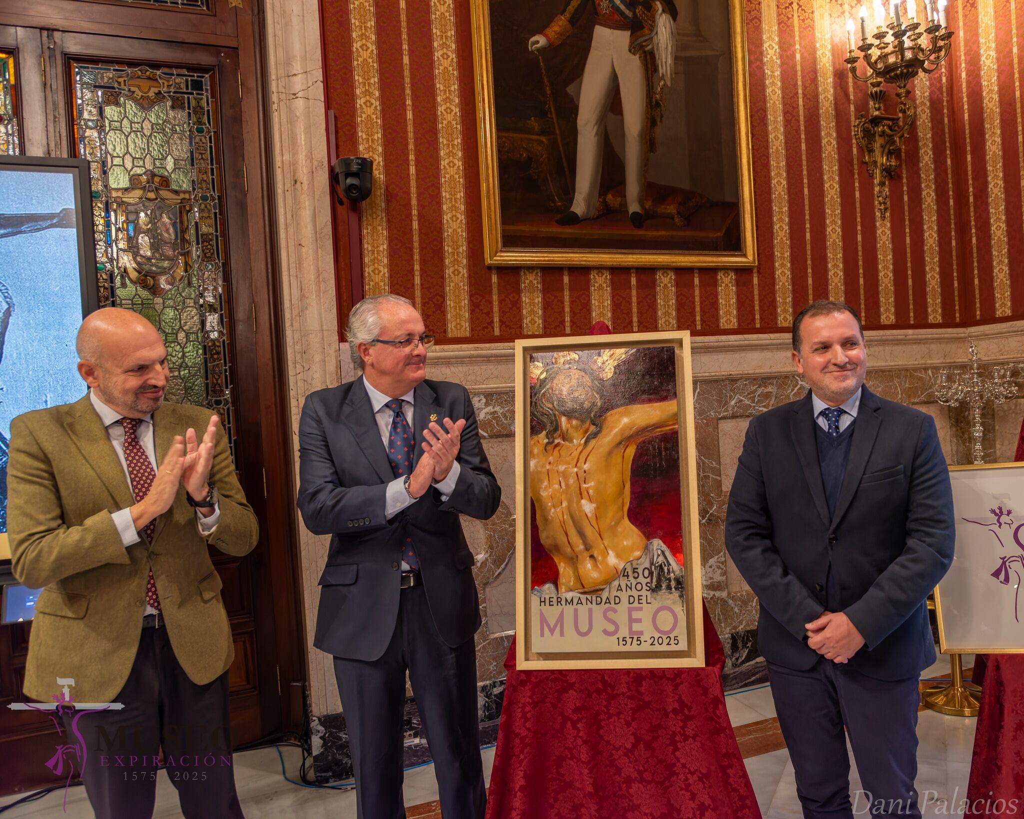 El delegado municipal de Fiestas Mayores, Manuel Alés, y el hermano mayor del Museo, Ángel Casal, aplauden a Antonio Díaz Arnido tras la presentación de su obra