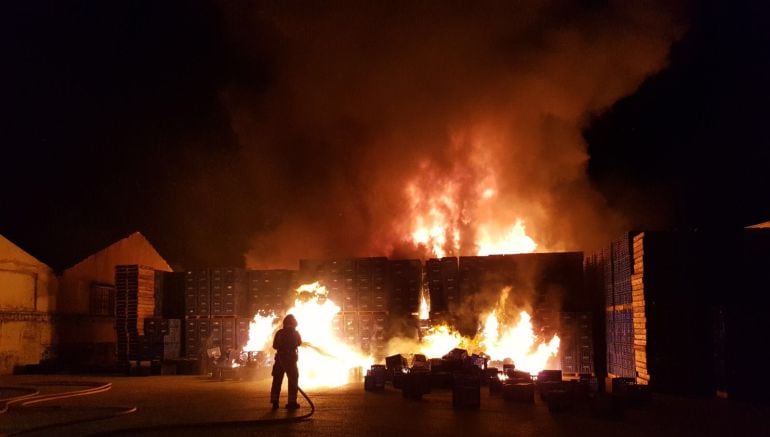 Incendio en una cooperativa agrícola de Alginet (Valencia)